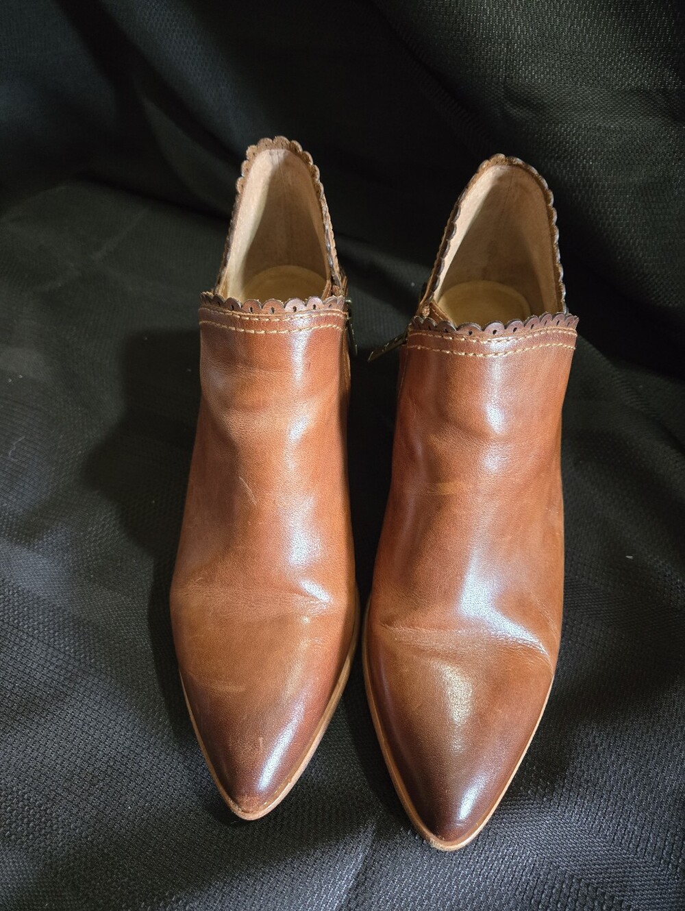 Frye Womens Cognac Brown Leather Pointed Chukka Boots with Scalloped Collar